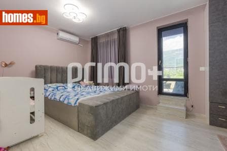 Тристаен, 216m²
