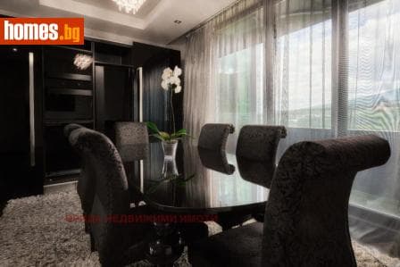 Тристаен, 224m²