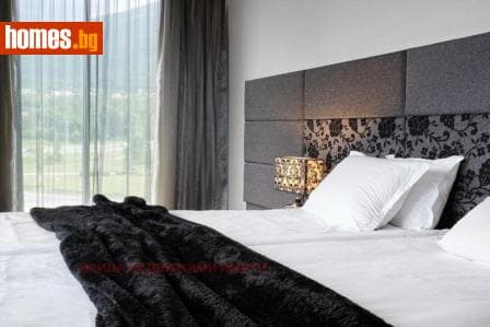 Тристаен, 224m²