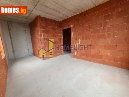 Тристаен, 102m²