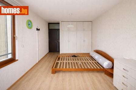 Тристаен, 63m²