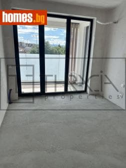 Тристаен, 102m²