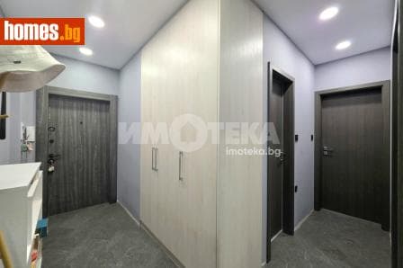 Тристаен, 61m²