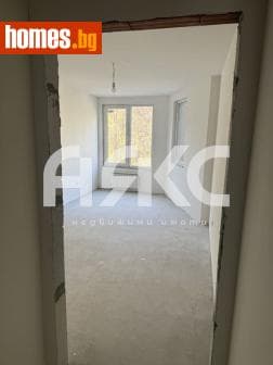 Тристаен, 124m²