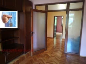 Продава 3-СТАЕН град София, Център 300 000 € 586 749.00 лв.